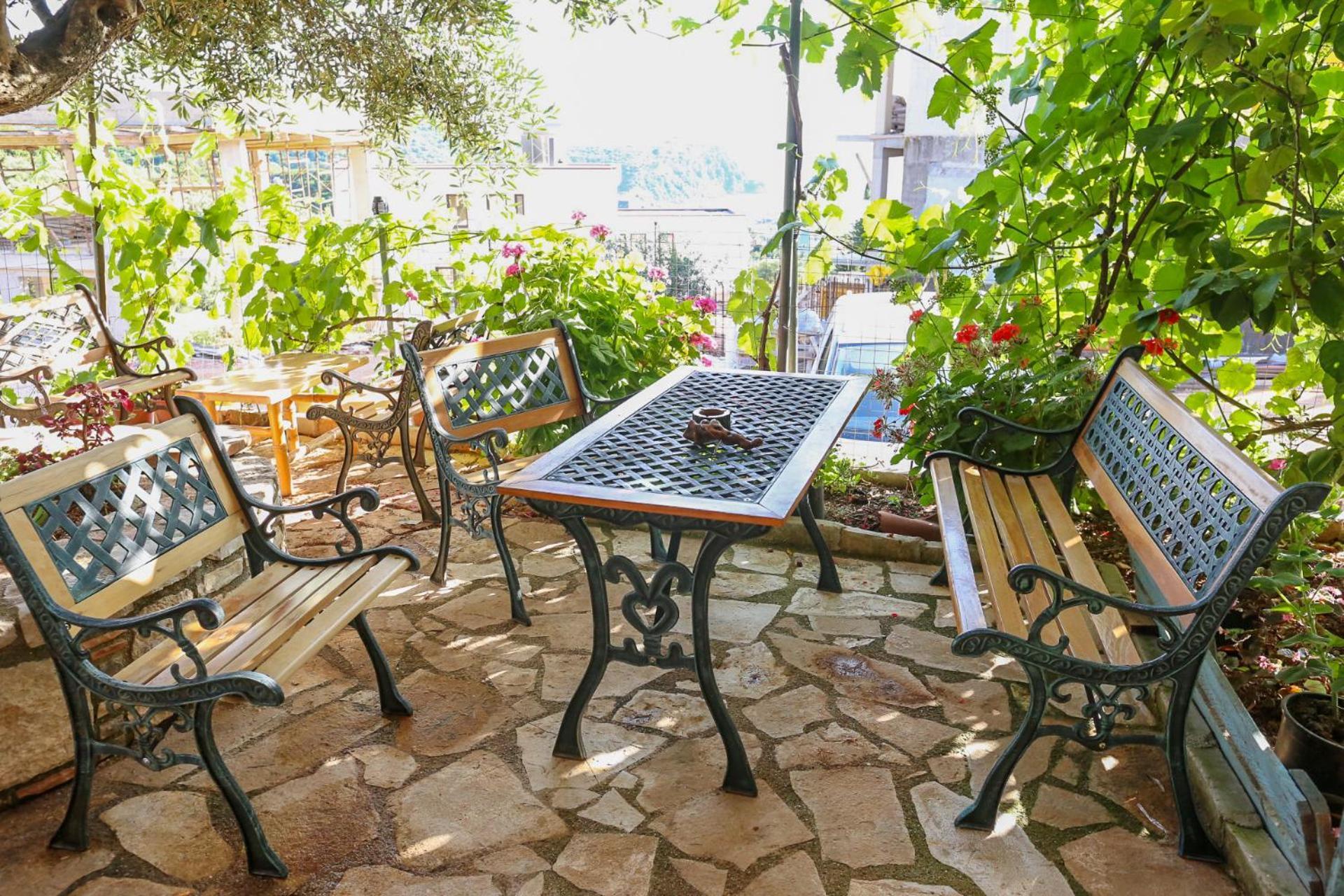 Holiwood * Himare